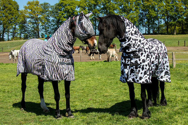 HKM vliegendeken met hals Cow